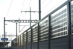 Шумозащита с фотоэлектрическими элементами на железной дороге
