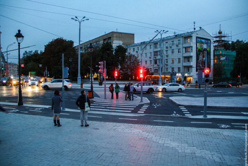 Использование направляющего островка в качестве островка безопасности для перехода через одну полосу движения. Москва. Площадь Никитских Ворот.